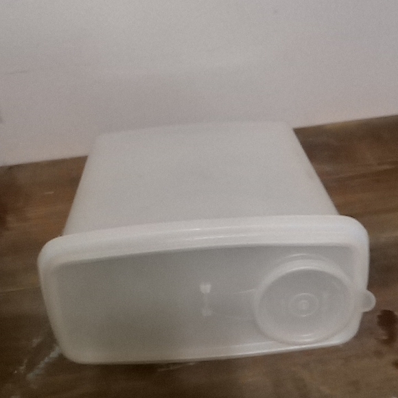 Tupperware container - Picture 3 of 4